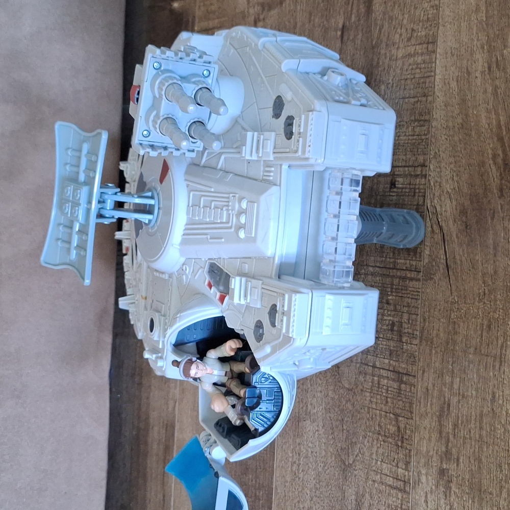 Millenium Falcon With Rey And Chewbacca - Picture 2 of 3